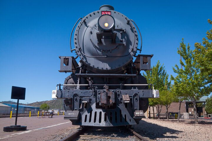 Experience the charm of train travel as you journey to the Grand Canyon. Enjoy musical entertainment and playful interactions while surrounded by the stunning landscapes of Arizona.